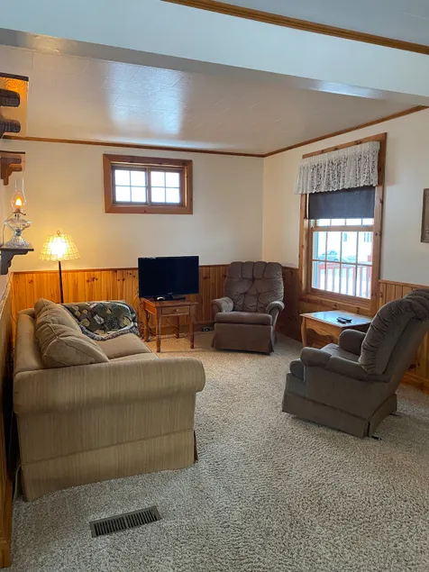 Cozy 2-bedroom home with front porch. - Image 1