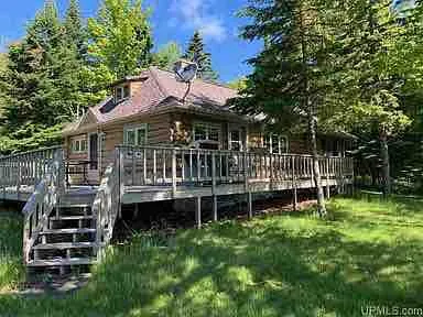 Peaceful lakefront cabin with sauna, fenced yard - Image 1