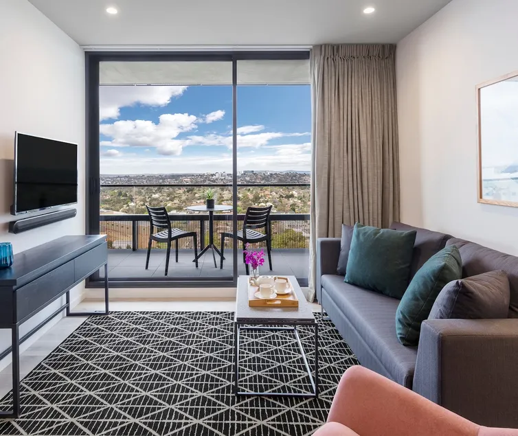 Modern 1 Bedroom with full kitchen & laundry - Image 1