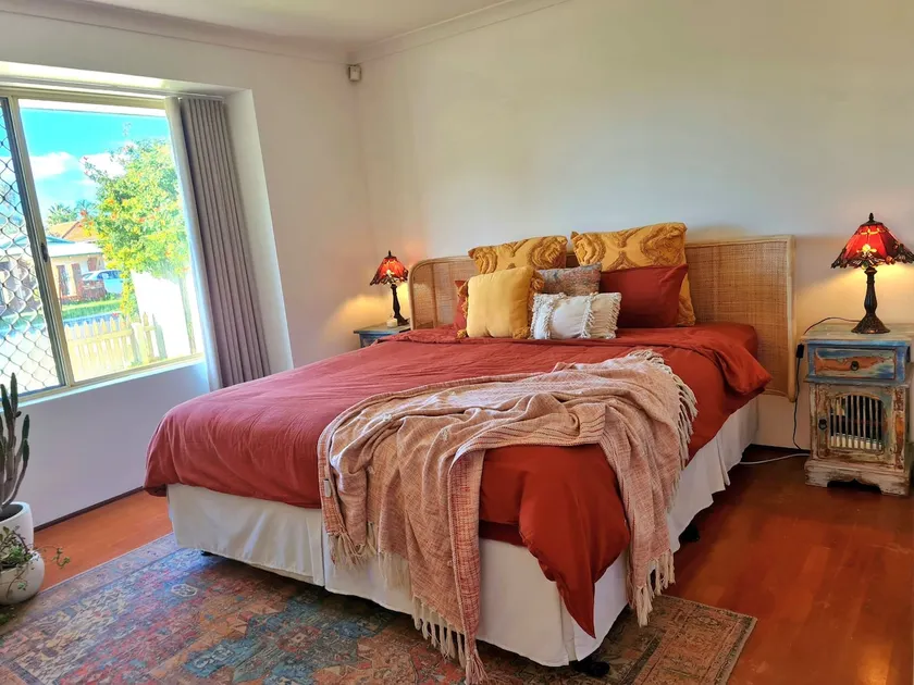 Charming 4BR Picket Fenced House - Image 1