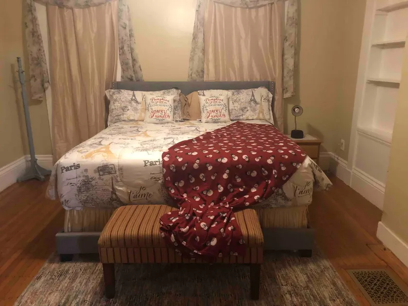 Spacious 3 bdrm apartment 1st Fl - Image 1