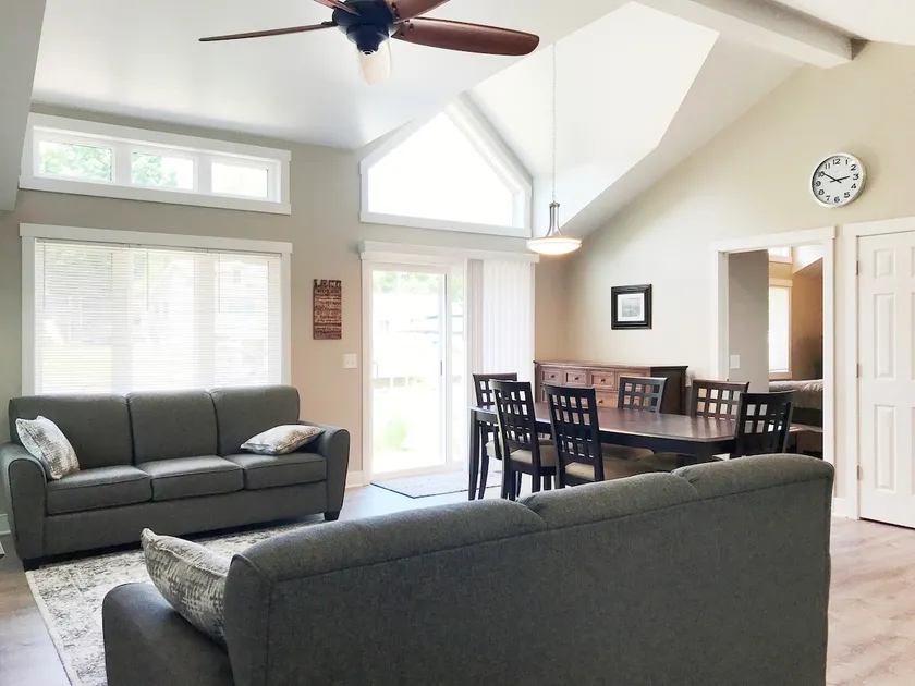 Luxury Gun Lake 4 Bed 2 Bath Home W/paddleboards/kayaks, Free Wi-fi - Image 1