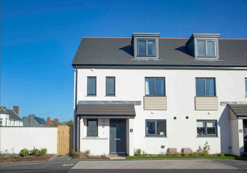 Comfy Coastal Cornish 4-bedroom home with hot tub - Image 1