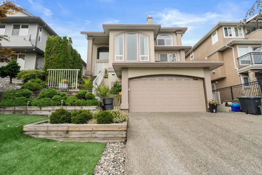 Stunning Executive Home. Mountain Views & luxury - Image 1