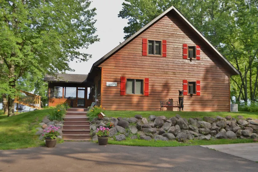 Beautiful four season chalet in northern Wisconsin Lakeshore - Image 1