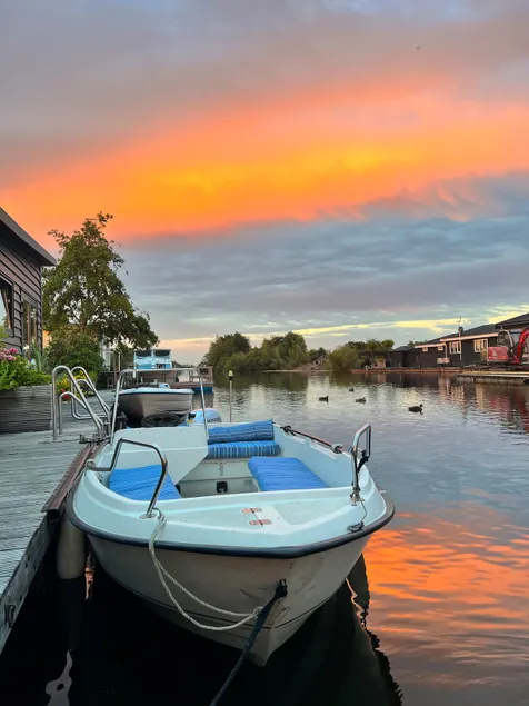 Breukelen vacation home with motorboat and sups. - Image 1