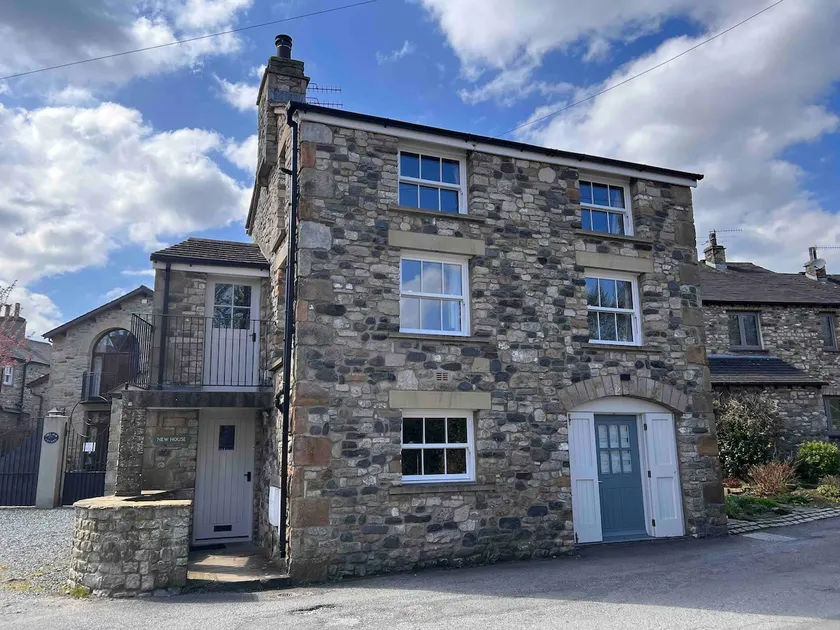 Sleeps 4 to 6 in 2 / 3 bedrooms, 2 showers, 1 car - Image 1