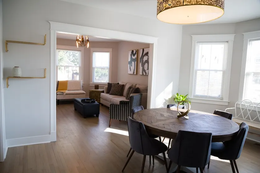Large Renovated 1st FL Suite Forest Park/Oak Park - Image 1