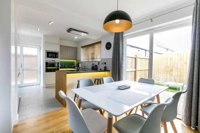 Spacious Modern Garden Family Home - Image 1