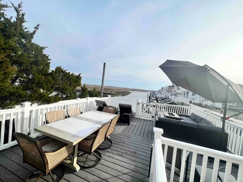 Beautiful 2 Bedroom Home located on Bay - Image 1