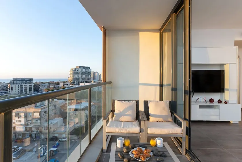 Florentine 2BR with Sea View by HolyGuest - Image 1