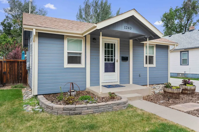 Charming Downtown Bungalow - 2BD- Backyard Oasis - Image 1