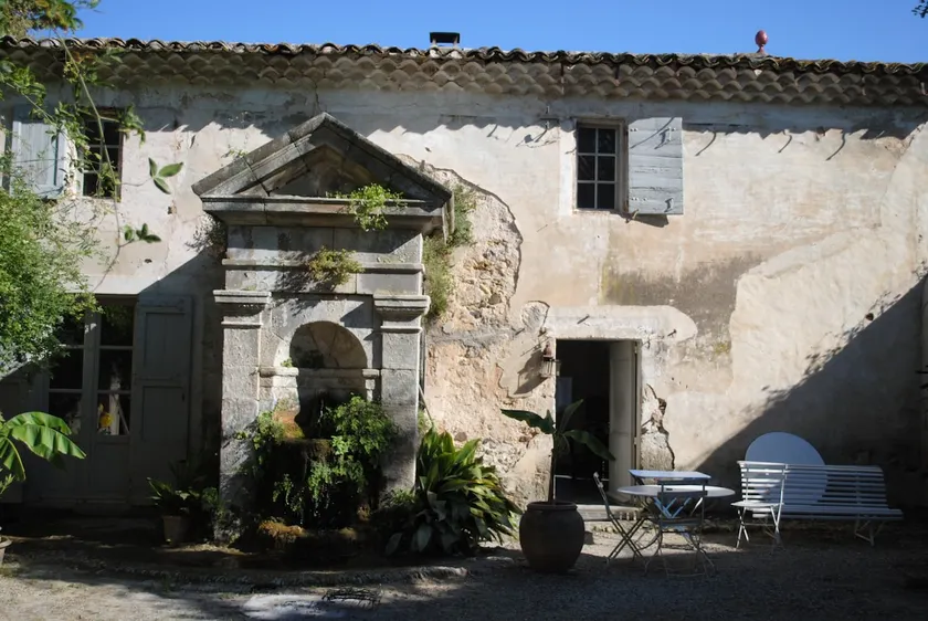 House with great charm and fountain - Image 1