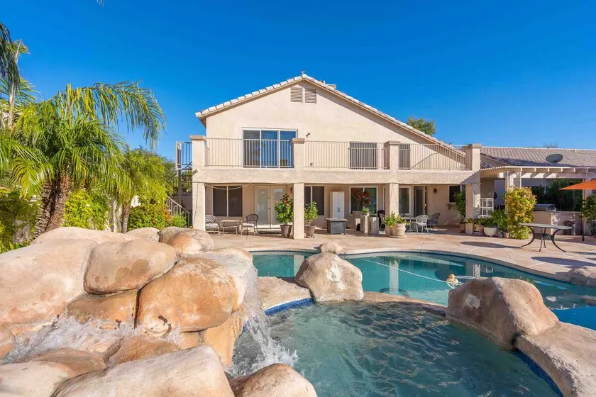Beautiful sunset Lakehouse with with amazing views and heated pool and jacuzzi ! - Image 1
