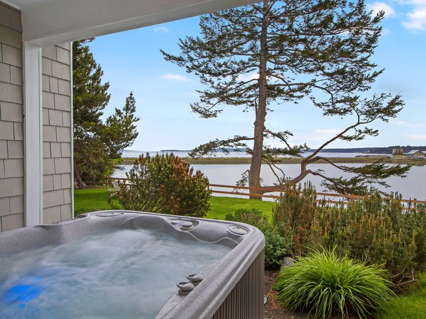 Beautiful Waterfront Home, sleeps 4 - Image 1