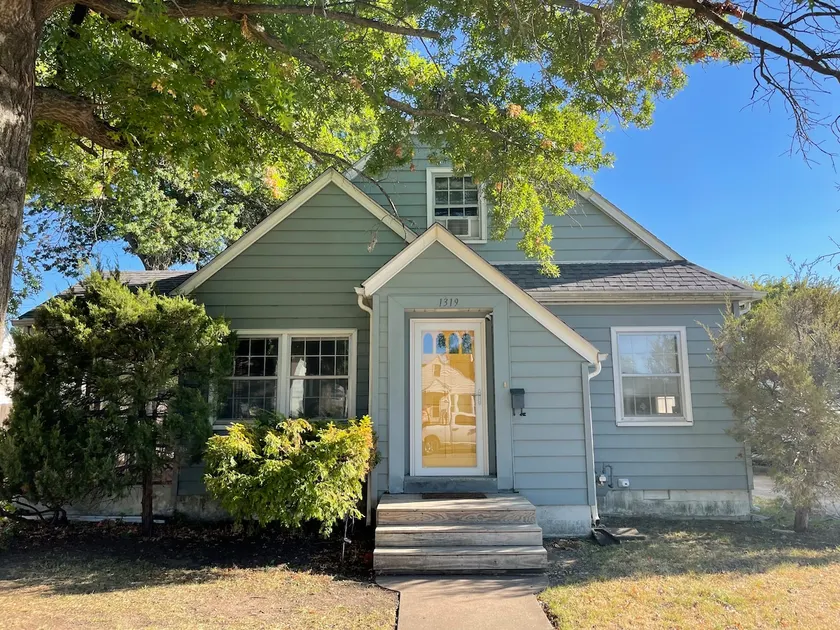 Cheerful & Quiet Bungalow on Tree-Lined Street - Image 1