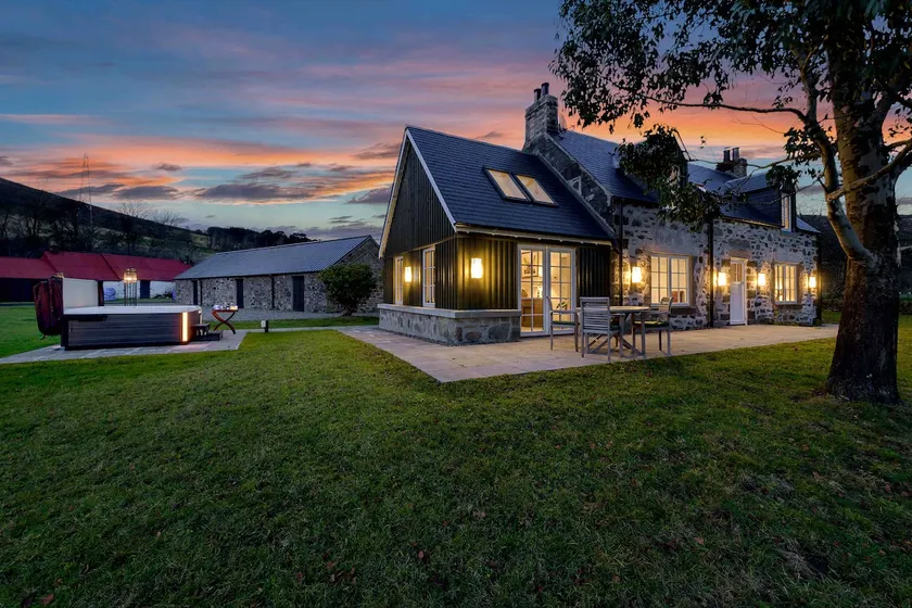 Dalveich Cottage, hot tub, 2 bedroom, Lochearnhead - Image 1