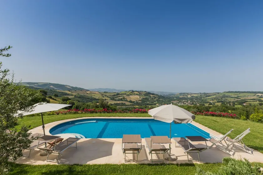 Villa del Cucco, casa de campo con piscina cerca de Fossombrone, a 30 minutos de la costa del Adriático - Image 1