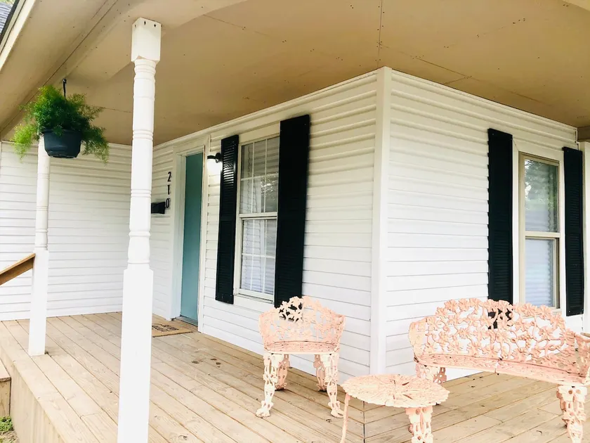 Modern Bungalow in the Heart of Downtown Tahlequah - Image 1
