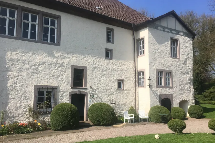 Bright & spacious, in a historic setting - Image 1
