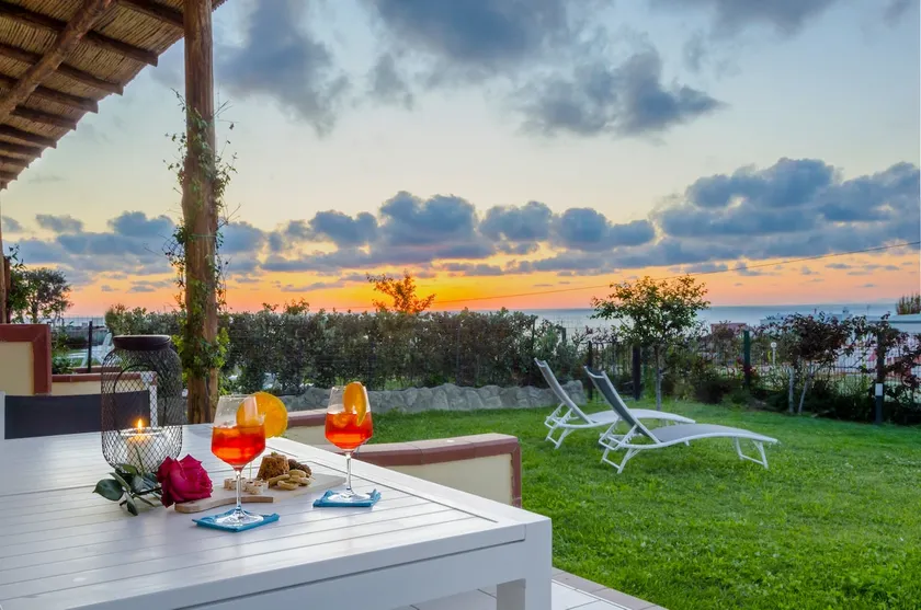 Flat with garden sea view next to the beach - Image 1