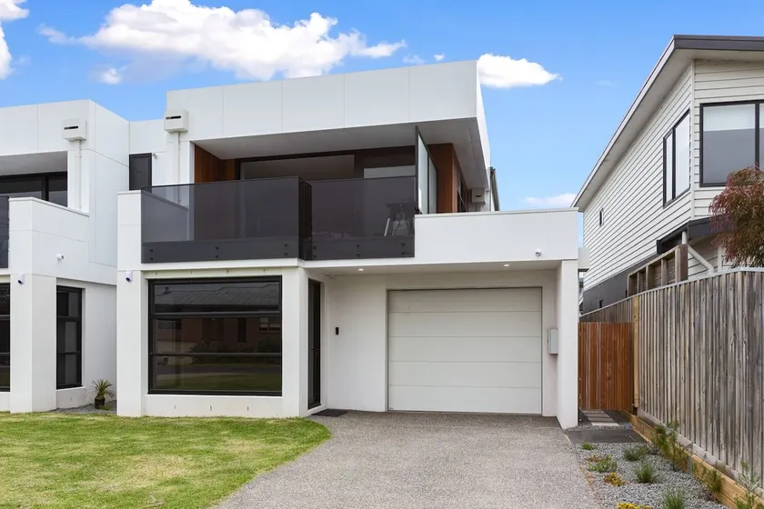 luxurious 4 Bedroom Ocean View Holiday House - Image 1
