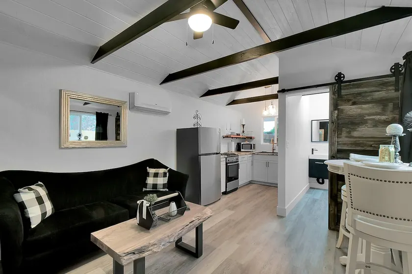 Le Bungalow noir et blanc est un studio moderne et rustique fraîchement rénové. - Image 1