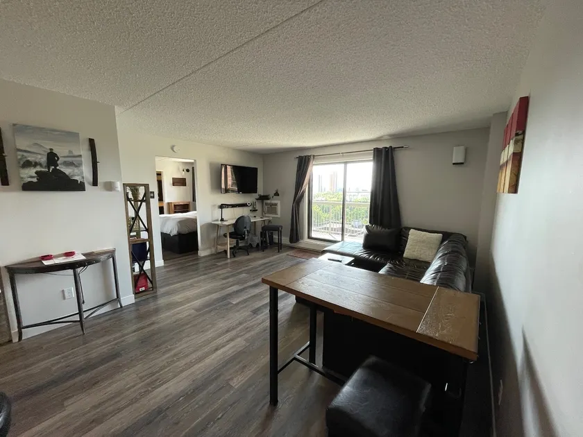Clean & comfortable furnished downtown condo - Image 1