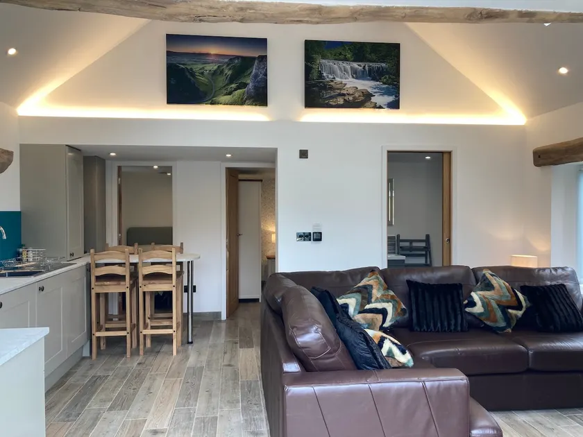 The Lodge & Hot Tub with Scenic Views - Image 1