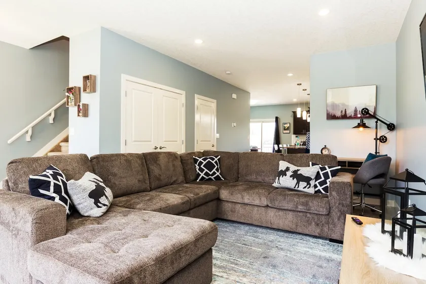 Modern Home*King Bed*Garage*Long Stays*Sanitized! - Image 1