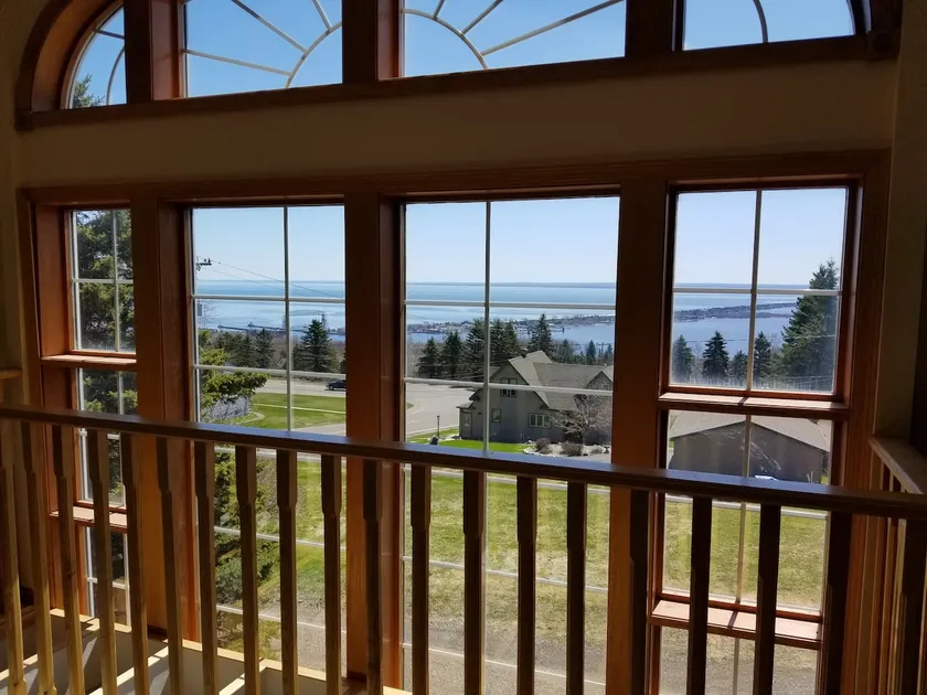 Duluth Overlook: Lake, Sky, Local Art, Serenity - Image 1