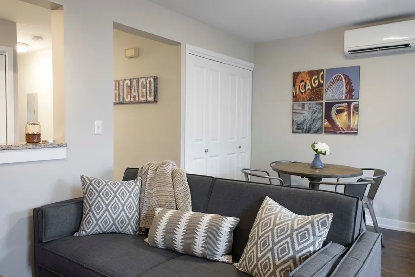 Cozy Garden Apartment in Heart of Pilsen - Image 1