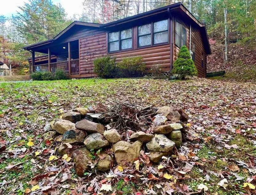 Smoky Mountain 3BR Cabin Firepit Grill Sleeps 10 - Image 1