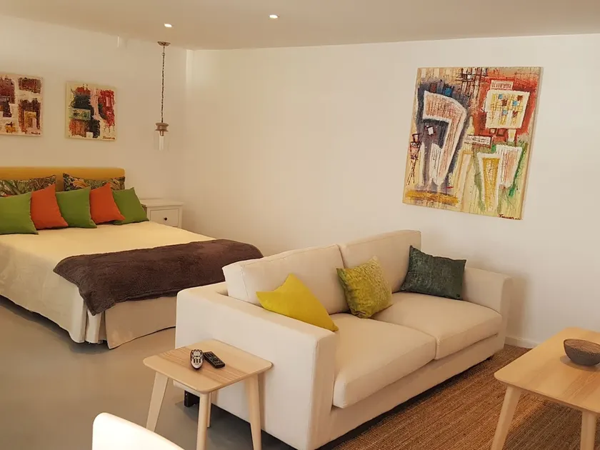 A Modern & tastefully decorated Studio - Image 1