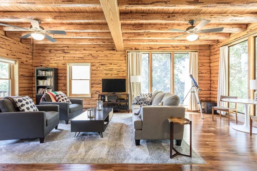 Spacious Modern Log Cabin - 5 Minutes to Town - Image 1