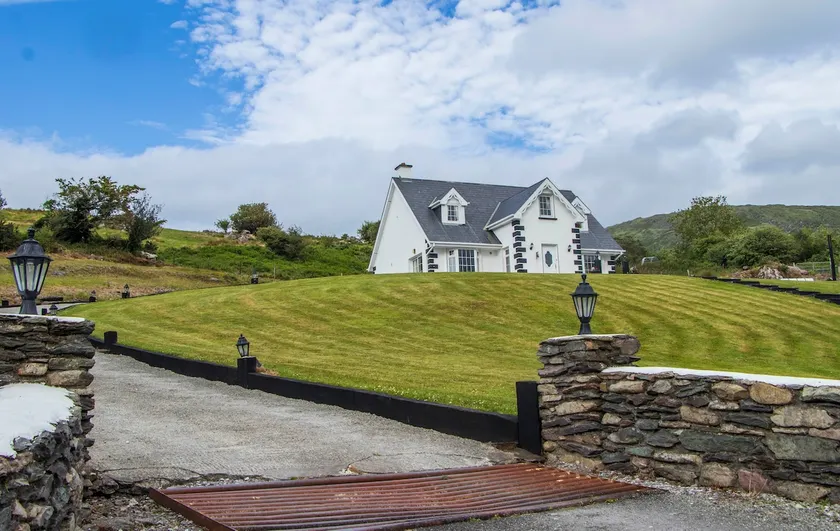3 bedroom house on a farm , situated on the Beara Way walking trail. - Image 1