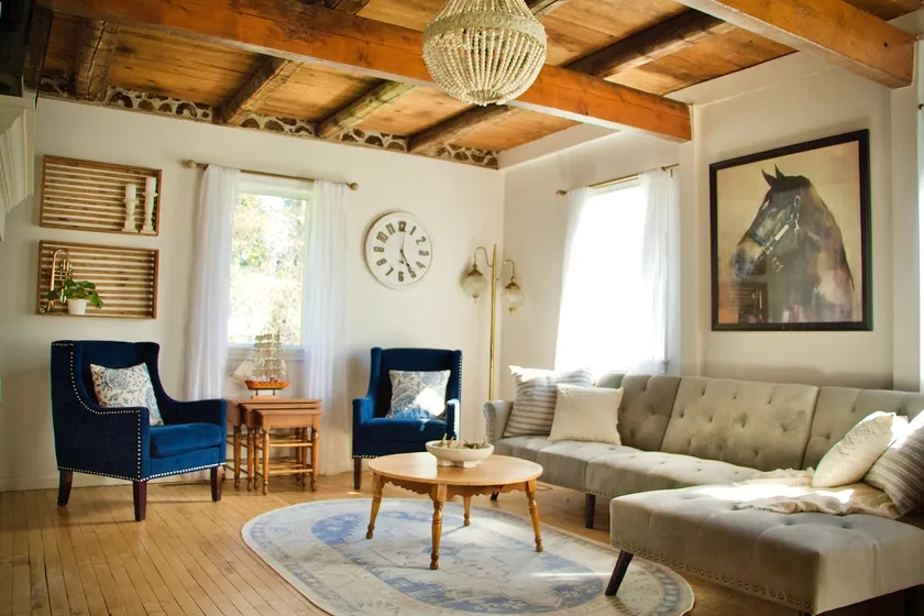 1900s renovated Farmhouse with spacious yard - Image 1