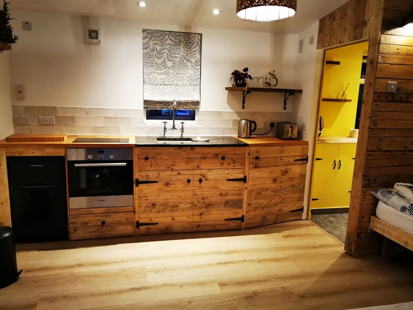 Quirky guest house with own garden in very well connected location - Image 1