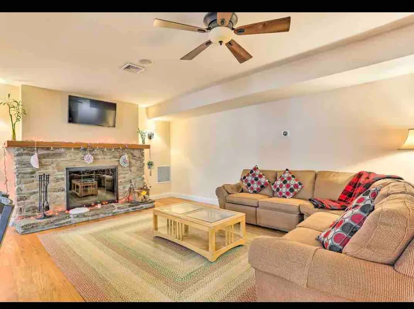 Cheerful 2 Bedroom Basement & Separate Entrance. - Image 1