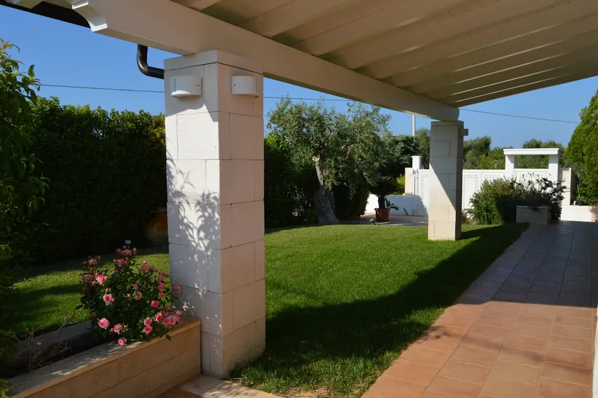 House with gardens and centuries-old olive trees - Image 1