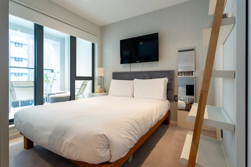 Pristine inner-city nest with carpark - Image 1