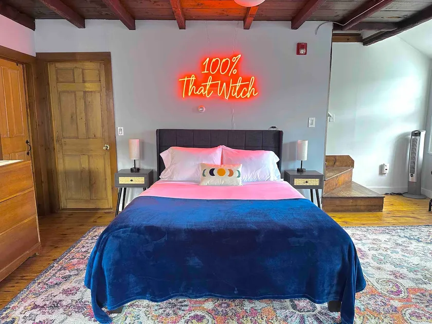 The Blue Suite, Private Parking Included - Image 1