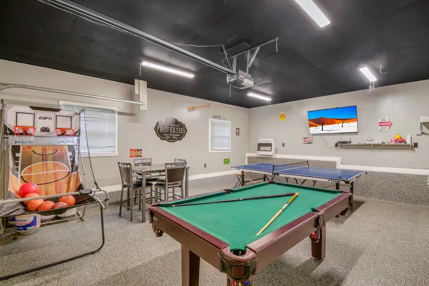 Lake Wawasee! Hot Tub/Gameroom/Pontoon Rental - Image 1