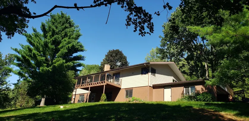 Large Secluded Country Home Minutes from Town - Image 1