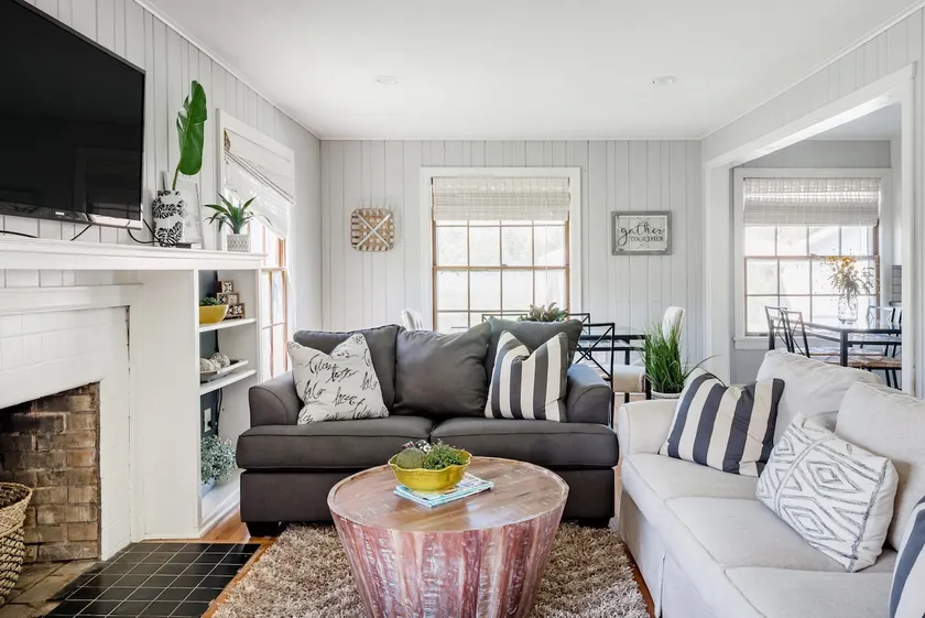 Charming Family-Friendly Home- sleeps 18! - Image 1