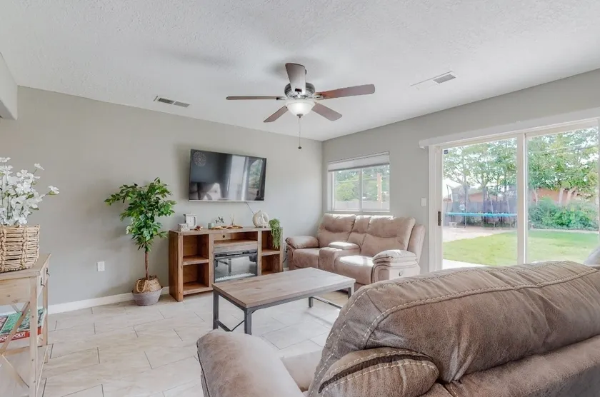 Comfortable 3-bedroom home with spacious backyard - Image 1