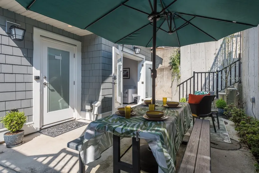 2-bedroom, 2-full-bath cottage in Vancouver - Image 1