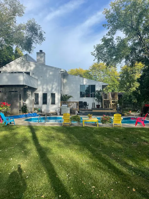 Contemporary home in quiet neighborhood with pool & great back yard close to all - Image 1