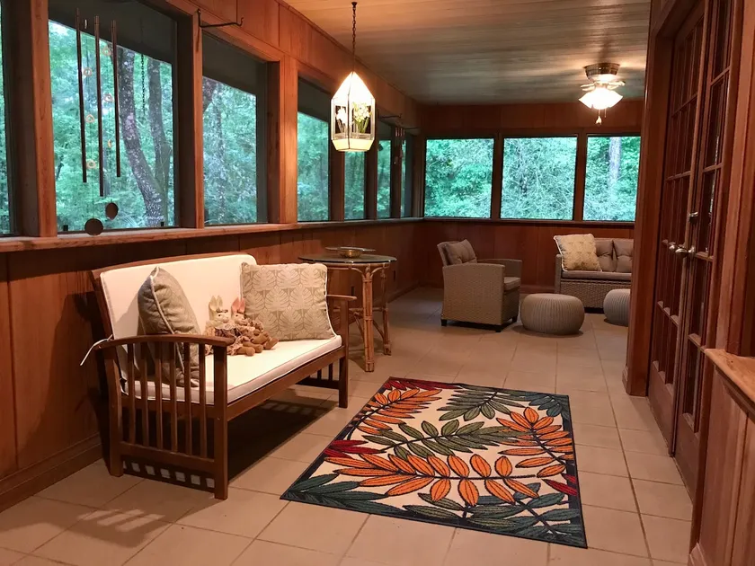 Treetop artist retreat - Image 1