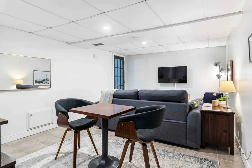Great Location! One bedroom with free parking! - Image 1